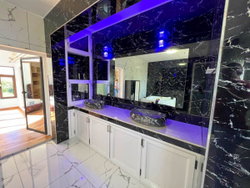 Salle de bain avec lavabos