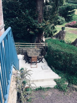 la terrasse au bord du bief
