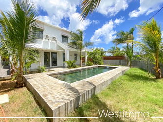 PEREYBERE - Location long terme villa neuve de 5 chambres avec terrasse, piscine et jardin.
