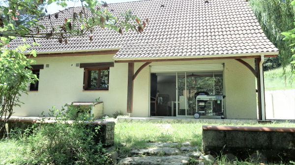 Maison côté jardin, terrasse, barbecue