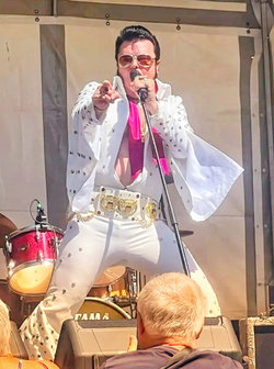 Evil Freddy chante ELVIS