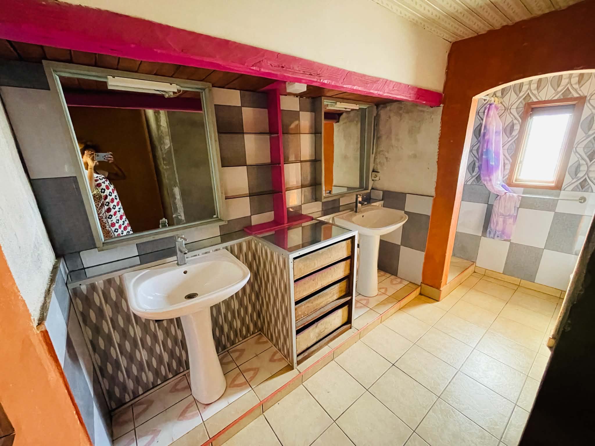 salle de bain proches des deux chambres qui ne sont pas la parentales