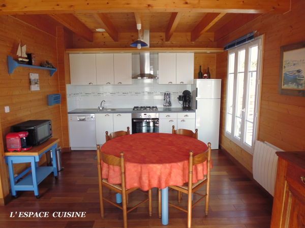 Vue de la cuisine avec le coin repas