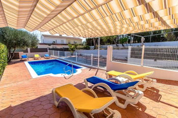 Piscine + Terrasse de la villa