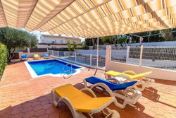 Piscine + Terrasse de la villa