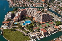Residence avec 3 piscines, tennis et parking communautaire