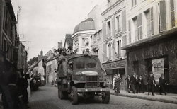 Américains dans la rue du Val à Provins
