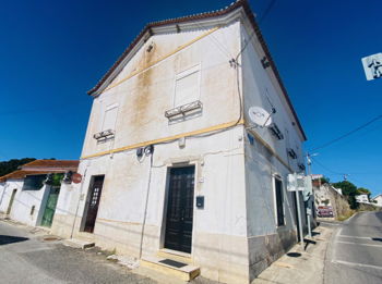 Maison de 2 étages avec patio et 2 annexes/entrepôts - à 10 minutes de Rio Maior