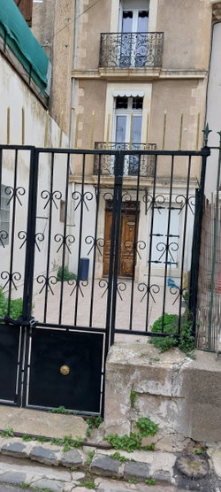 entrée avec cour 