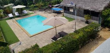 piscine et chalet vu d'une chambre