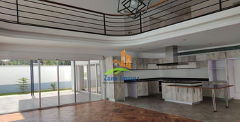 Location Villa étage F6 550m² terrain près Ivandry Madagascar
