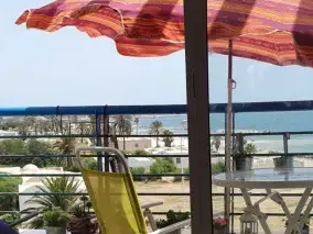 Cette photo la vue du balcon sur mer et palmiers 