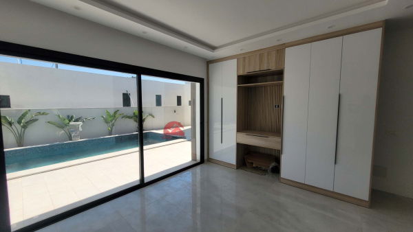 Piscine / Entrée / Cuisine / Salle d'eau / Chambre