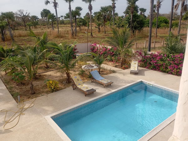 piscine carrelée et transat