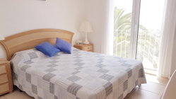 Chambre avec porte fenêtre.