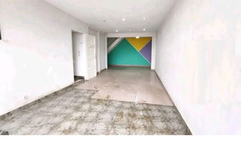 Ankorondrano LOCAL 90M² REZ-DE CHAUSSEE dans ENCEINTE SECURISEE ROUTE PRINCIPALE