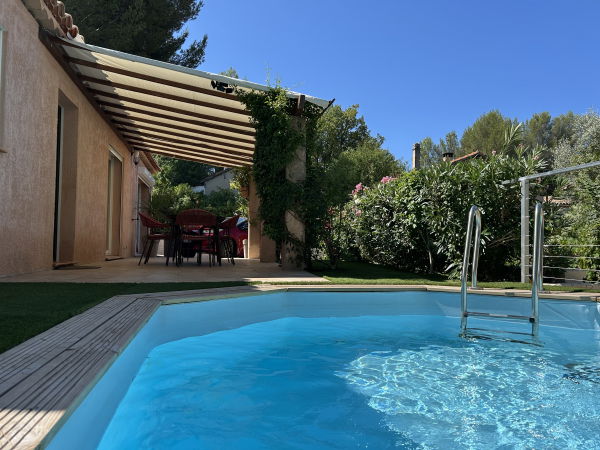 photo de la terrasse de la piscine avec les barrières de protection.