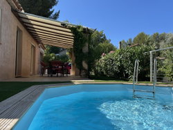photo de la terrasse de la piscine avec les barrières de protection.