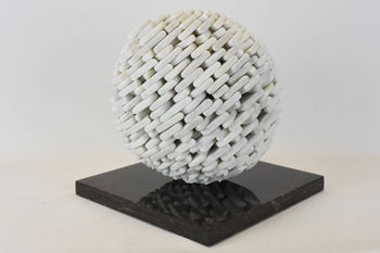 Sculpture Boule Marbre Carrare Socle noir Lausanne Suisse