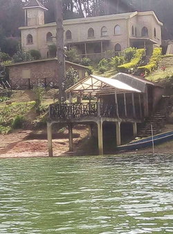 Vu du lac du ponton et la maison