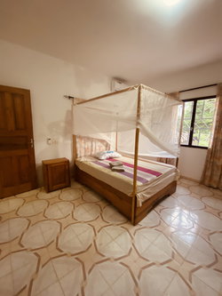 CHAMBRE 1 CÔTÉ JARDIN