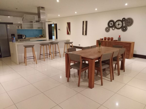 Salle à manger et cuisine