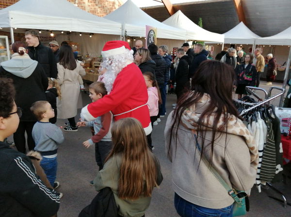 Distribution de friandises par le Père Noël