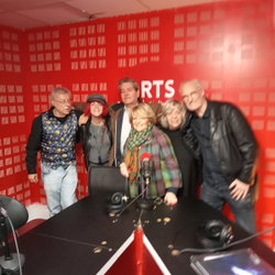 L'animateur Eric Durant à gauche de radio Arts Mada et les autres artistes. Eric Le Mignon à droite et moi Yannick Magic au milieu.