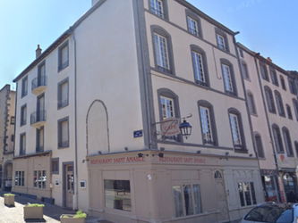 La façade en angle de rue dans le centre ancien