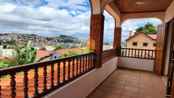 Annonce location Villa étage F5 05 minutes pieds LFT Ambatobe Antananarivo