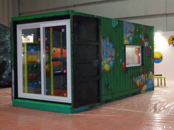 Vente terrains jeux enfants mobiles base containers maritimes recyclés