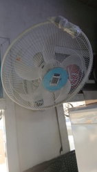 un ventilateur plafonnier