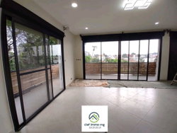 Grand living double baie vitrée climatisé donnant au balcon