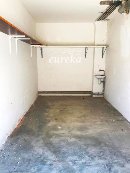 > Convient à un véhicule de petite/moyenne taille  > Dimensions approximatives: 3,8m de long x 1,9m de large x 1,9m de haut  > Superficie: 12m²  > Année de construction: 1985  > Emplacement: Quartier résidentiel de Santa Margarita, à environ 550m de la mer et à 2km de Roses