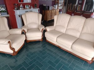 1 canapé 2 fauteuils cuir beige ossature bois sculpté Chaudfontaine