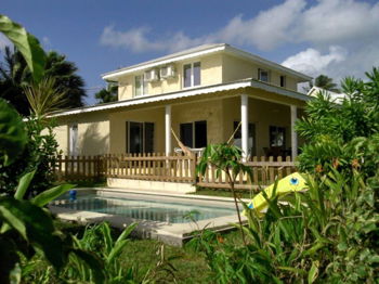 Façade avec piscine et terrasse