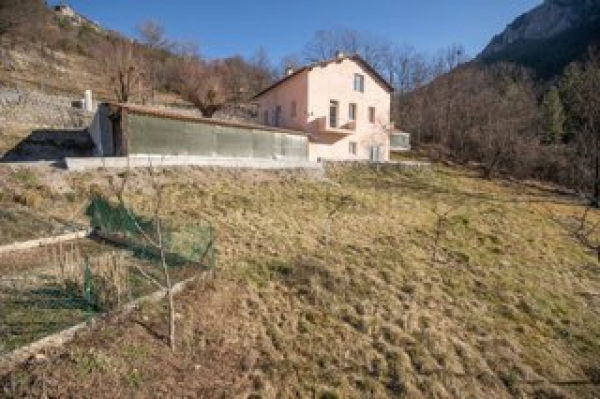 Maison face sud en contrebas du terrain