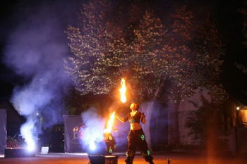 Jongleurs cracheurs feu echassiers fireeater Strasbourg Bas Rhin
