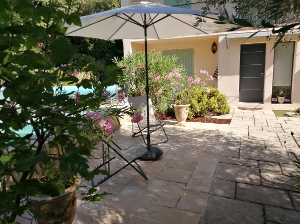 Agréable terrasse dans un environnement bucolique.