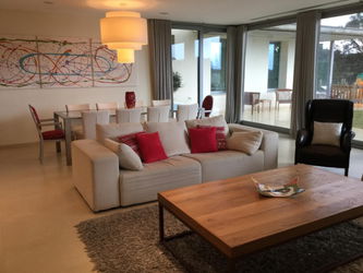 Séjour de la villa avec vue sur le jardin, la piscine et le golf