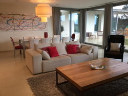 Séjour de la villa avec vue sur le jardin, la piscine et le golf