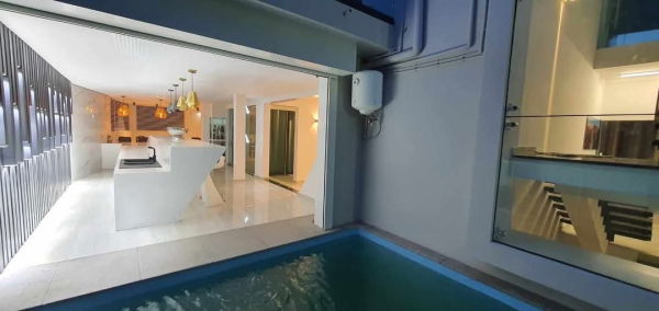 Bar et piscine