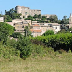 village avec son chateau