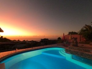 Magnifique coucher de soleil et vue mer de la piscine