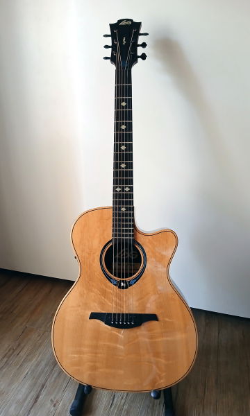 Guitare LAG