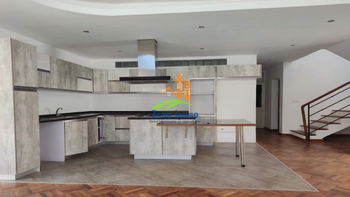 Location Villa étage F6 550m² terrain près Ivandry Madagascar