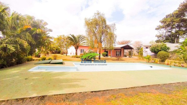 Location Villa plain-pied F6 piscine 3 145m² terrain Ambatobe Madagascar