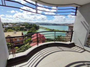 Annonce location IVANDRY APPARTEMENT F3 MEUBLE BELLE VUE LAC MASAY DANS 1 RESIDENCE LUXE ACTIVITES GROUPE ELECTROGENE Antananarivo