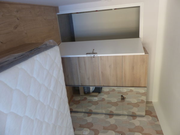 Chambre avec armoire et un lie en 140 avec matelas neuf