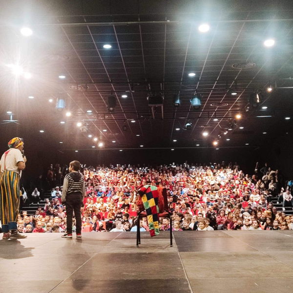 Père Noël à domicile, spectacle comique et participatif, animations de rue burlesques lumineuses pour vos marchés de Noël